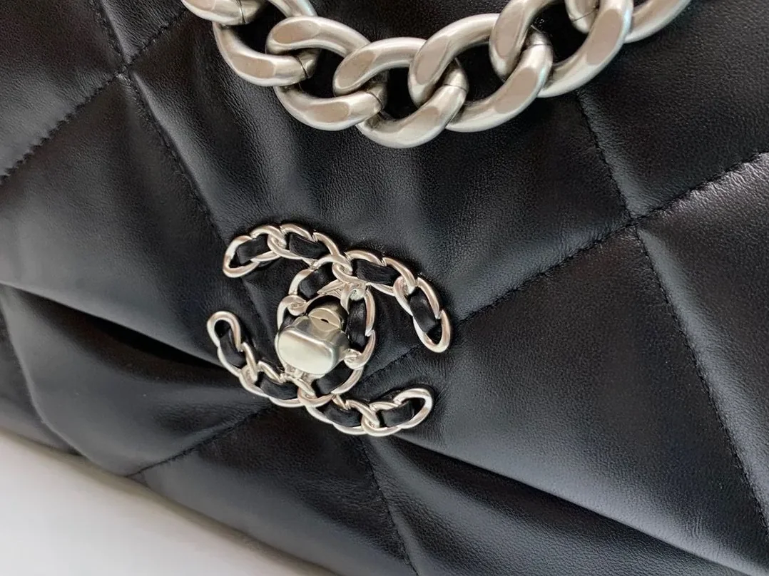 Chanel Flap Bag Crossbody in Black Chanel Flap Bag Crossbody in Black