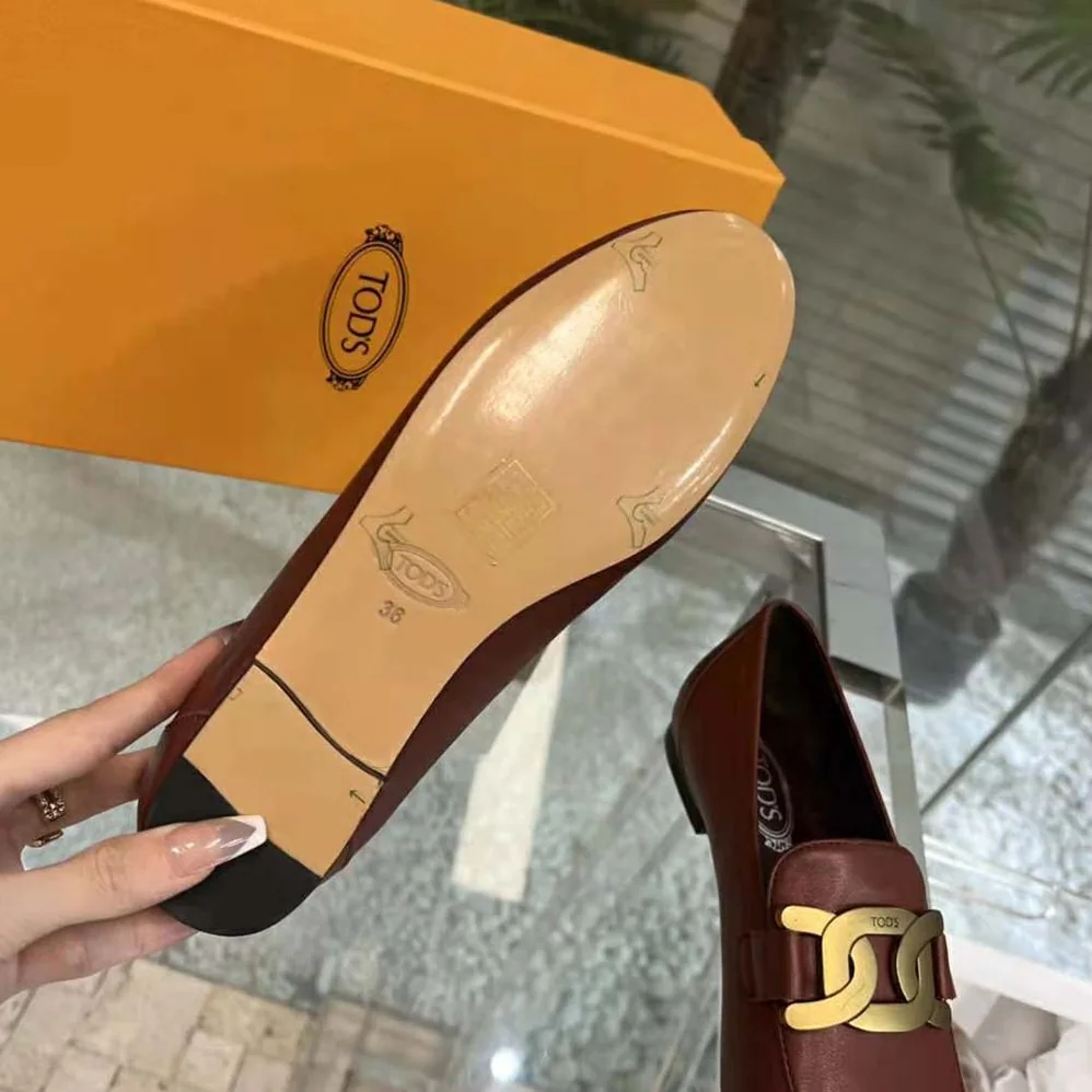 TODS Kate Loafers in Leather with A Metal Branded for Women in Maroon TODS Kate Loafers in Leather with A Metal Branded for Women in Maroon
