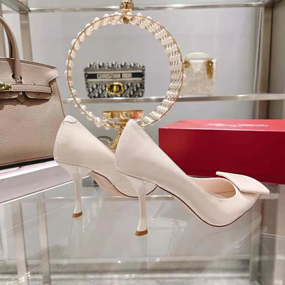 Roger Vivier Viv' In The City Pumps in Patent Leather for Women in White Roger Vivier Viv' In The City Pumps in Patent Leather for Women in White