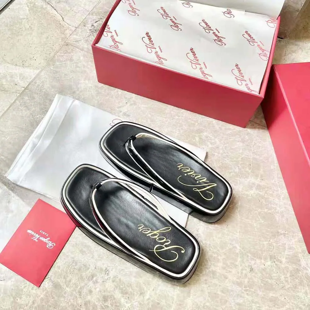 Roger Vivier Slide Thong Mules in Patent Leather for Women in Black
