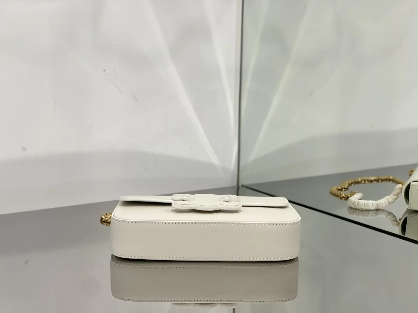 Celine Chain Shoulder Bag Cuir Triomphe White / Celine Chain Shoulder Bag Cuir Triomphe White /