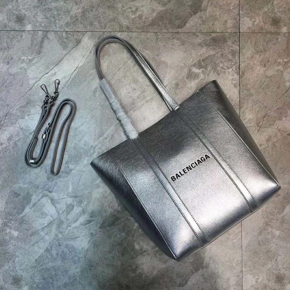 Balenciaga Everyday Tote XXS Metallic Effect for Women in Silver Balenciaga Everyday Tote XXS Metallic Effect for Women in Silver