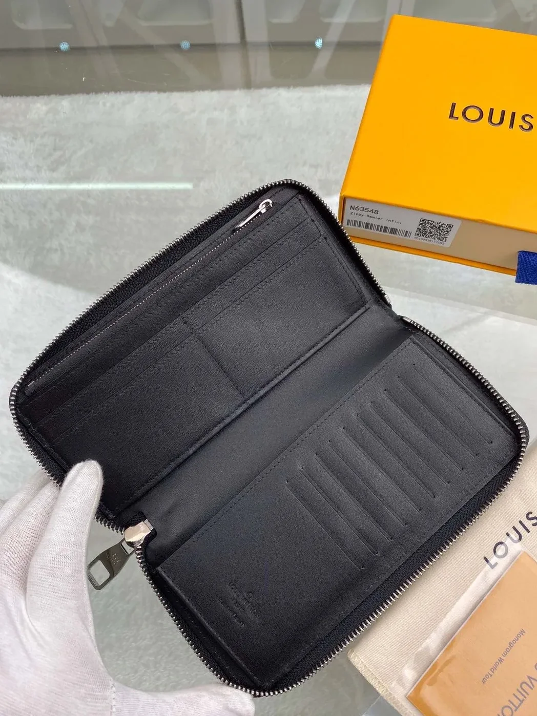 Louis Vuitton Zippy Wallet Vertical Damier Infini