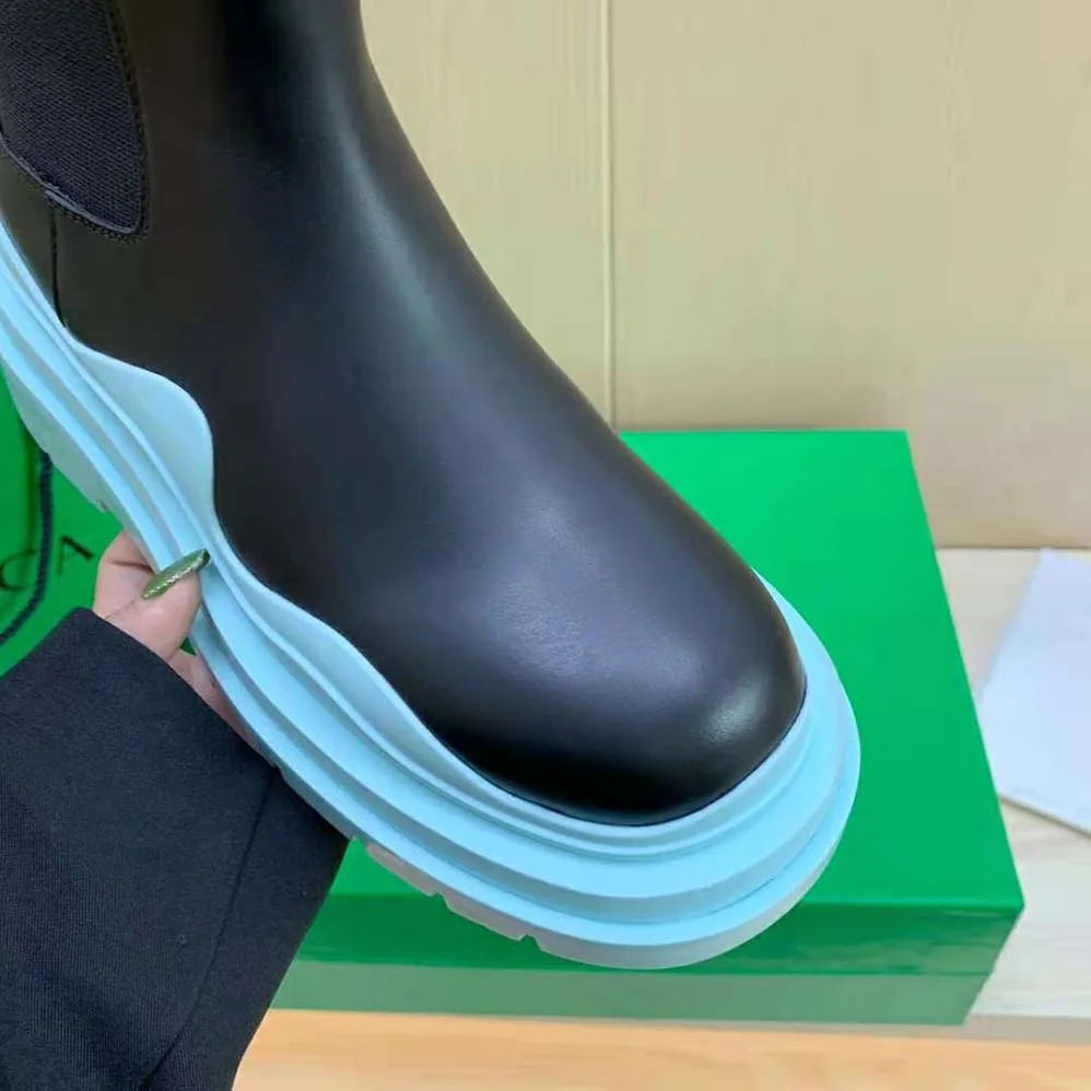 Bottega Veneta Tire Chelsea Boot in Calfskin Leather for Unisex in Blue