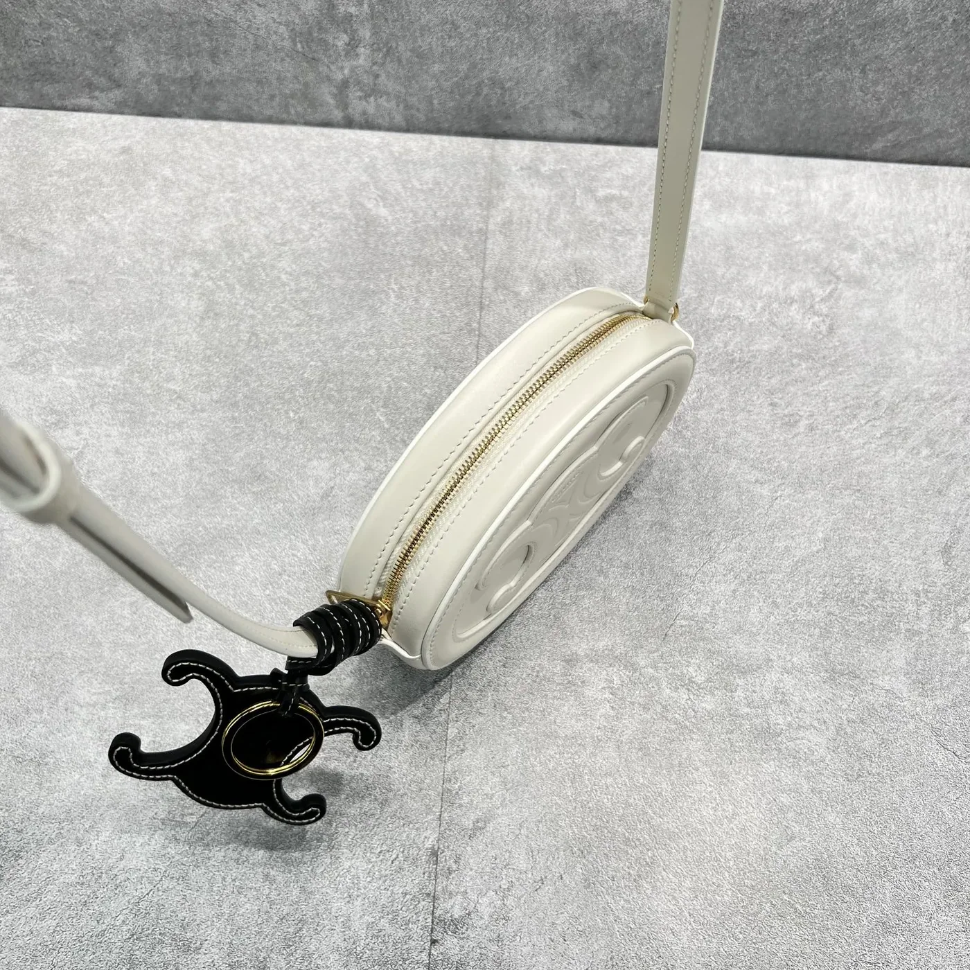 Celine Crossbody Oval Purse Cuir Triomphe White / Celine Crossbody Oval Purse Cuir Triomphe White /