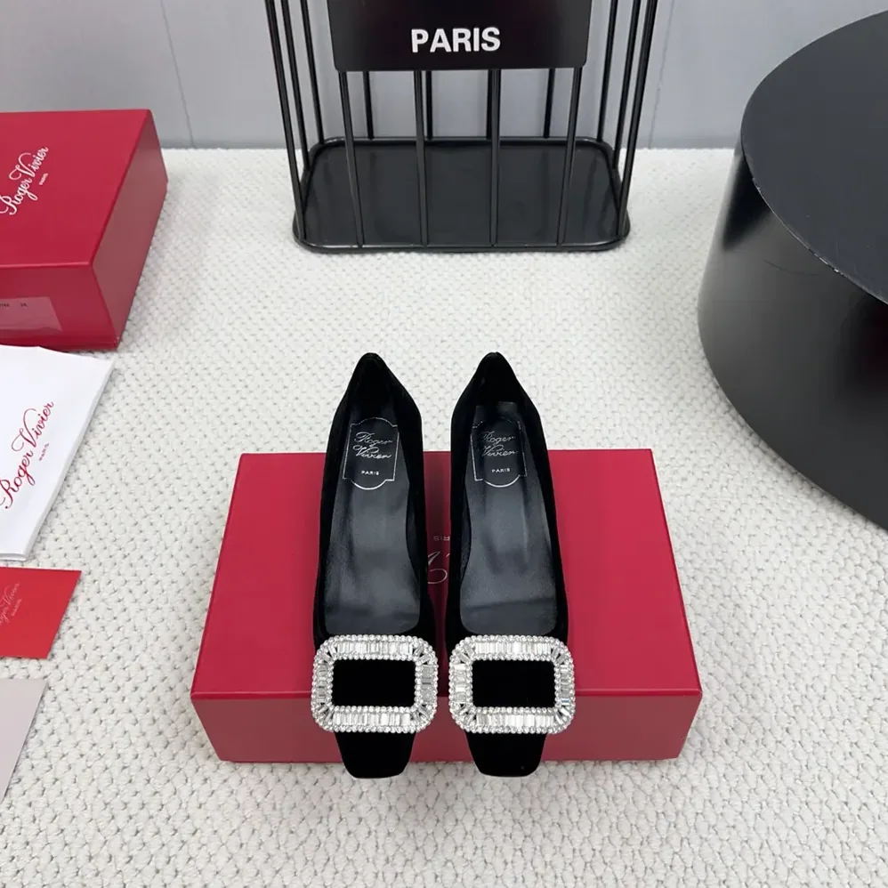Roger Vivier Belle Vivier Pumps in Satin for Women in Black
