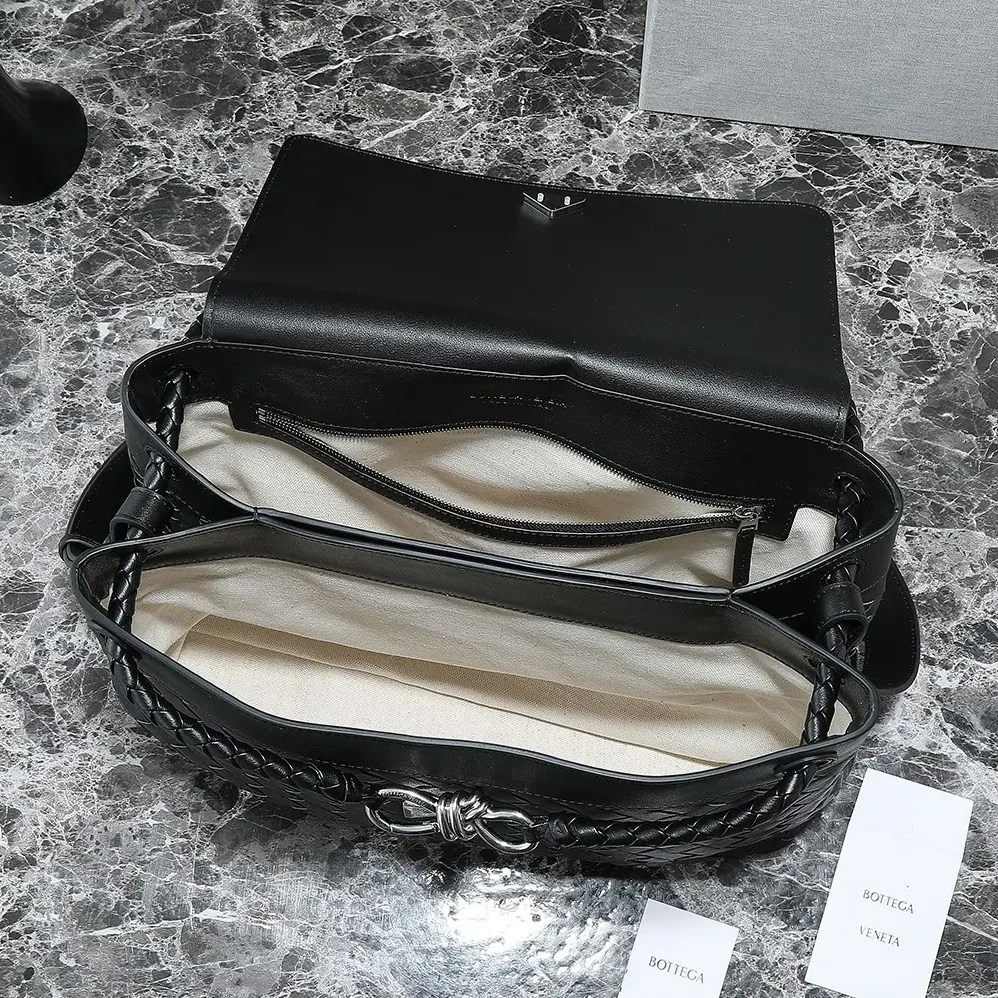 Bottega Veneta Medium Andiamo Messenger for Unisex in Black