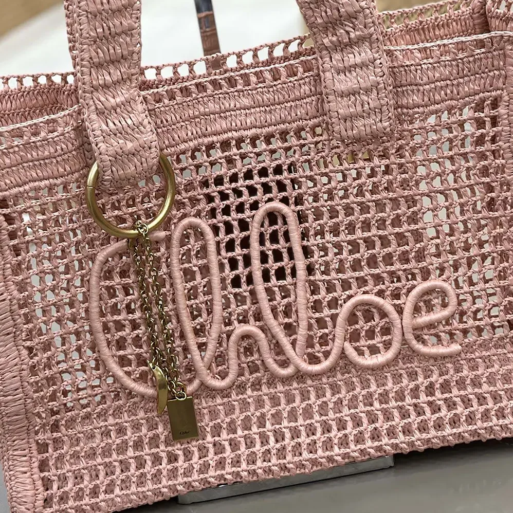 Chloe Summer Banana East-west Tote Bag in Raffia & Buffalo Leather for Women in Pink Chloe Summer Banana East-west Tote Bag in Raffia & Buffalo Leather for Women in Pink