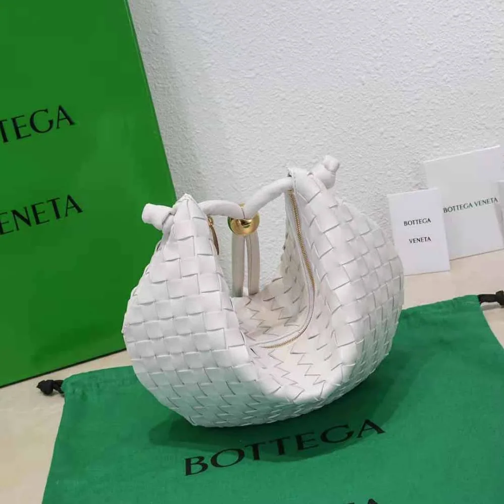 Bottega Veneta Turn Medium Intrecciato Leather Pouch with Adjustable Strap for Women in White Bottega Veneta Turn Medium Intrecciato Leather Pouch with Adjustable Strap for Women in White