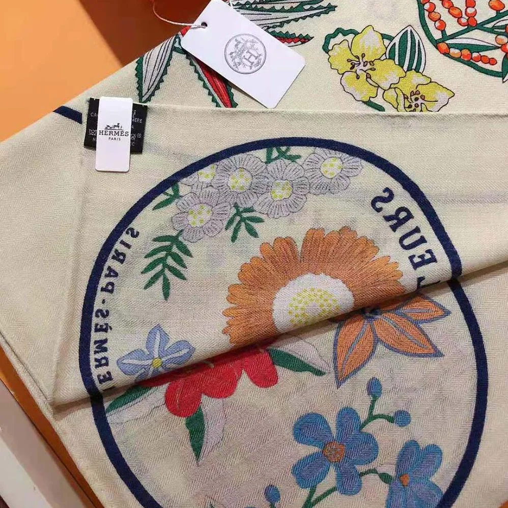 Hermes Planifleurs Scarf 90 for Women in White Hermes Planifleurs Scarf 90 for Women in White