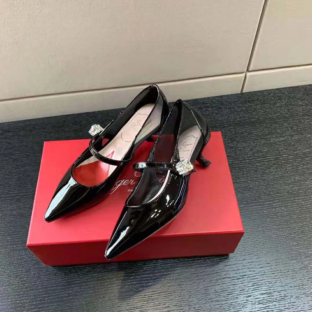Roger Vivier Virgule Babies Pumps in Patent Leather for Women in Black
