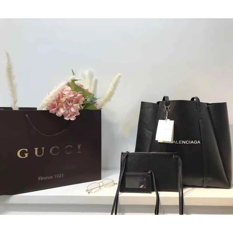 Balenciaga Everyday Tote M Calfskin with Handles in Black Balenciaga Everyday Tote M Calfskin with Handles in Black