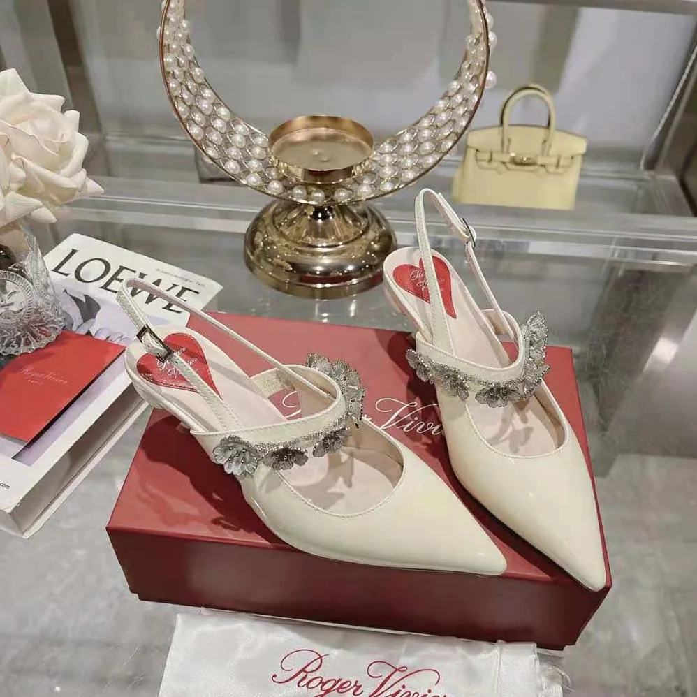 Roger Vivier Virgule Flower Slingback Pumps in Patent Leather for Women in White Roger Vivier Virgule Flower Slingback Pumps in Patent Leather for Women in White
