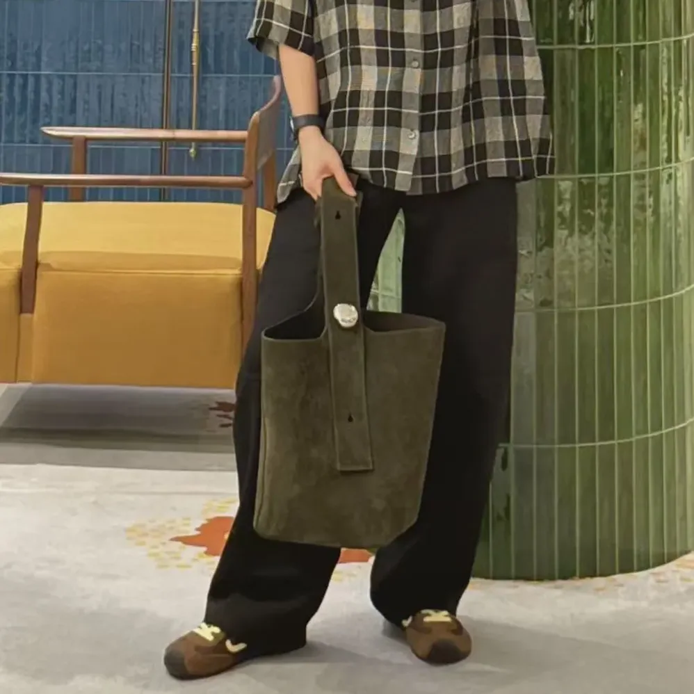 Loewe Large Pebble Bucket Bag in Suede Calfskin for Unisex in Dark Green Loewe Large Pebble Bucket Bag in Suede Calfskin for Unisex in Dark Green