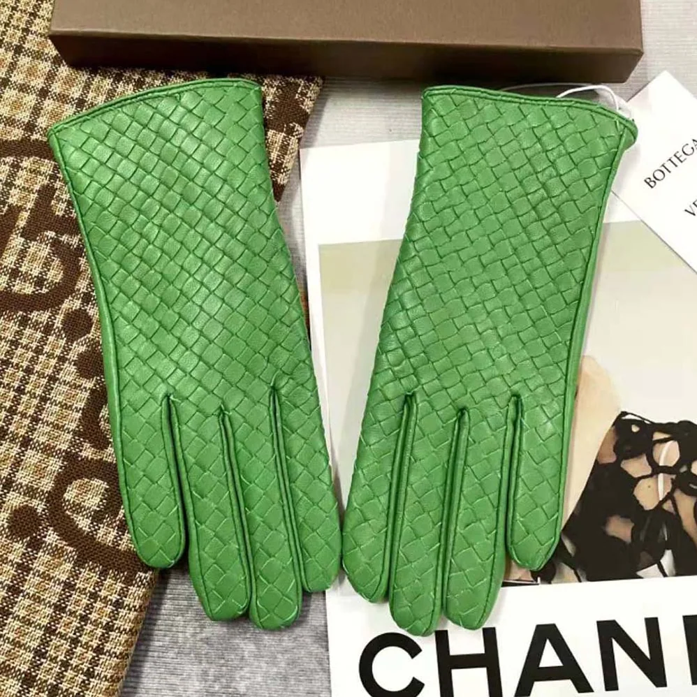 Bottega Veneta Intrecciato Leather Gloves for Women in Green Bottega Veneta Intrecciato Leather Gloves for Women in Green