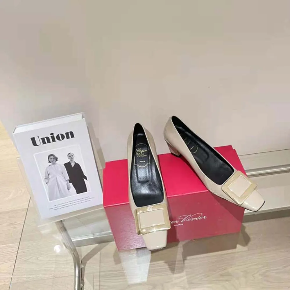 Roger Vivier Belle Vivier Metal Buckle Pumps in Patent Leather for Women in Brown