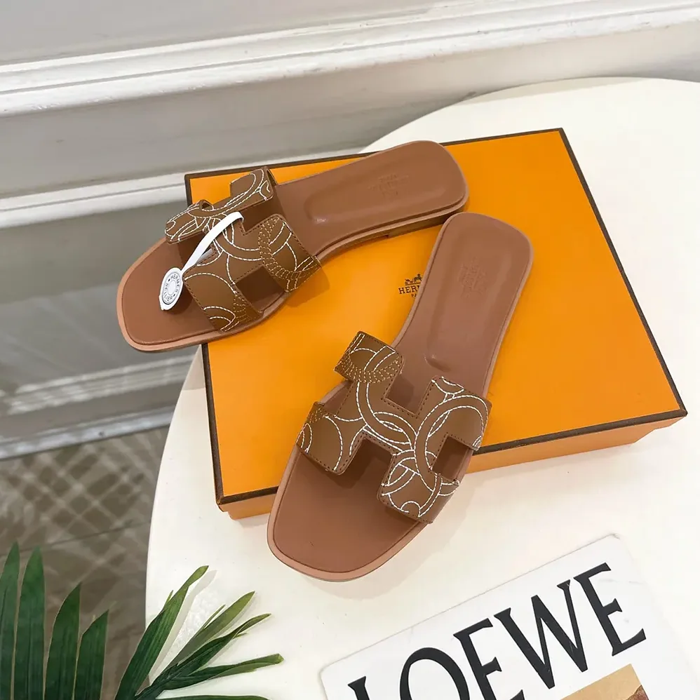 Hermes Oran sandal in “Panoplie Equestre” Embroidered Calfskin for Women in Brown Hermes Oran sandal in “Panoplie Equestre” Embroidered Calfskin for Women in Brown
