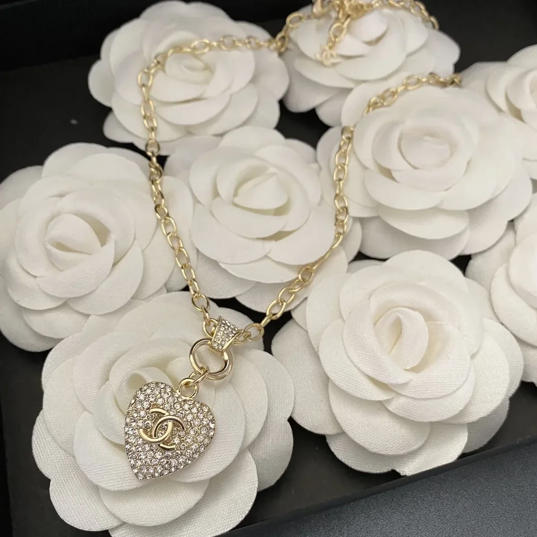 Chanel Twinkle Heart Chain Necklace Gold Tone Chanel Twinkle Heart Chain Necklace Gold Tone