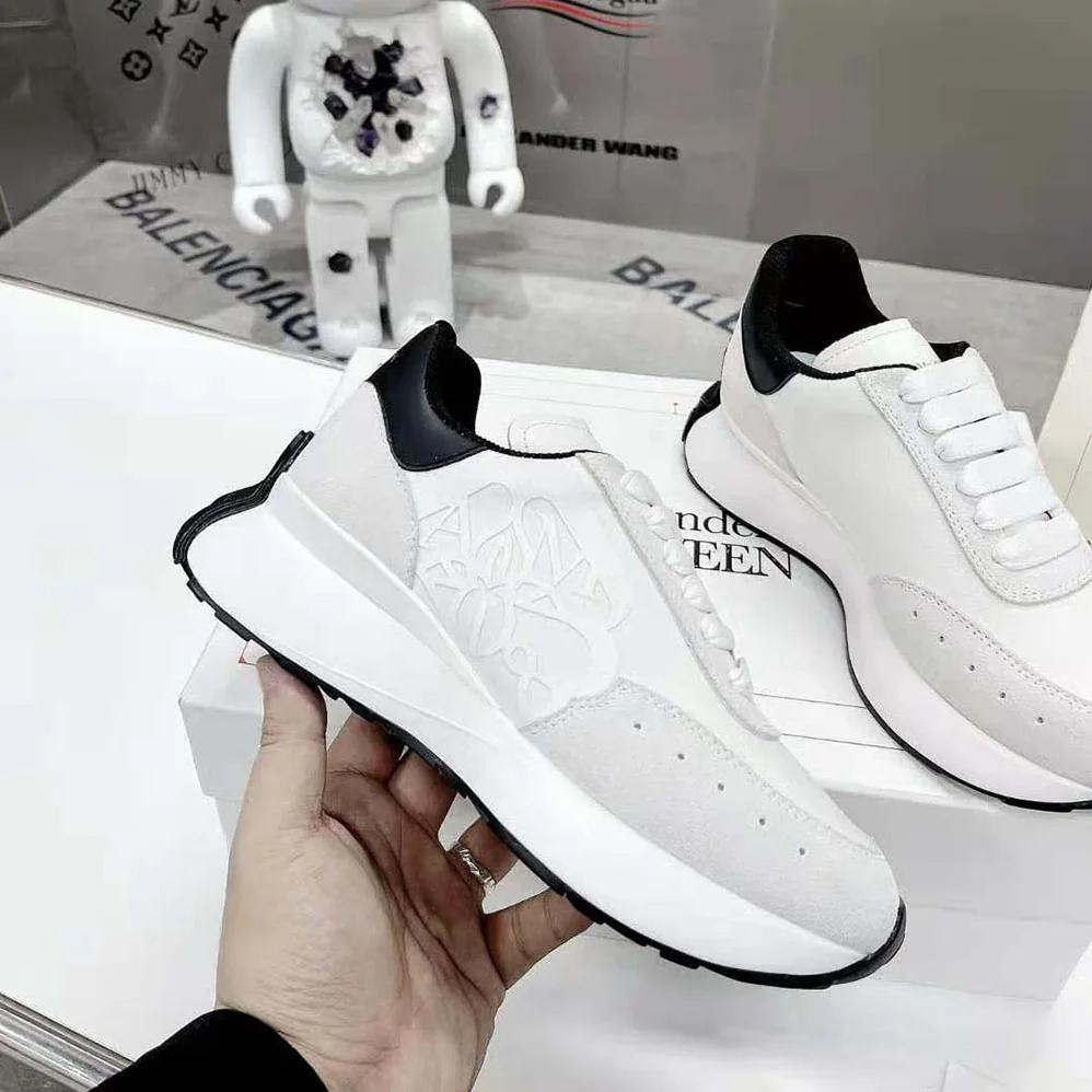 Alexander Mcqueen Sprint Runner in Calf Leather for Unisex in White/Black Alexander Mcqueen Sprint Runner in Calf Leather for Unisex in White/Black