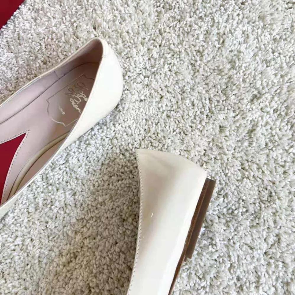 Roger Vivier Viv Choc Strass Buckle Ballerinas in Leather for Women in White Roger Vivier Viv Choc Strass Buckle Ballerinas in Leather for Women in White