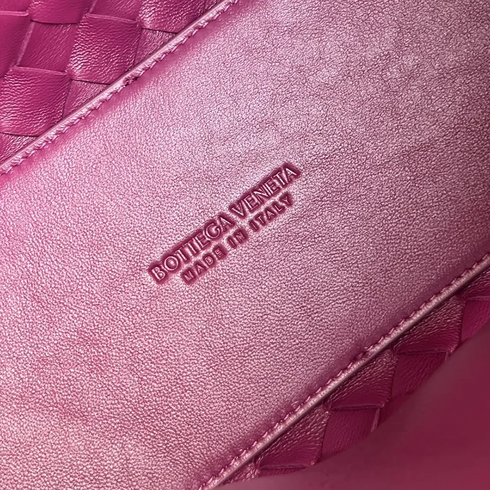 Bottega Veneta Small Andiamo Intrecciato Leather Top Handle Bag for Women in Rose Bottega Veneta Small Andiamo Intrecciato Leather Top Handle Bag for Women in Rose