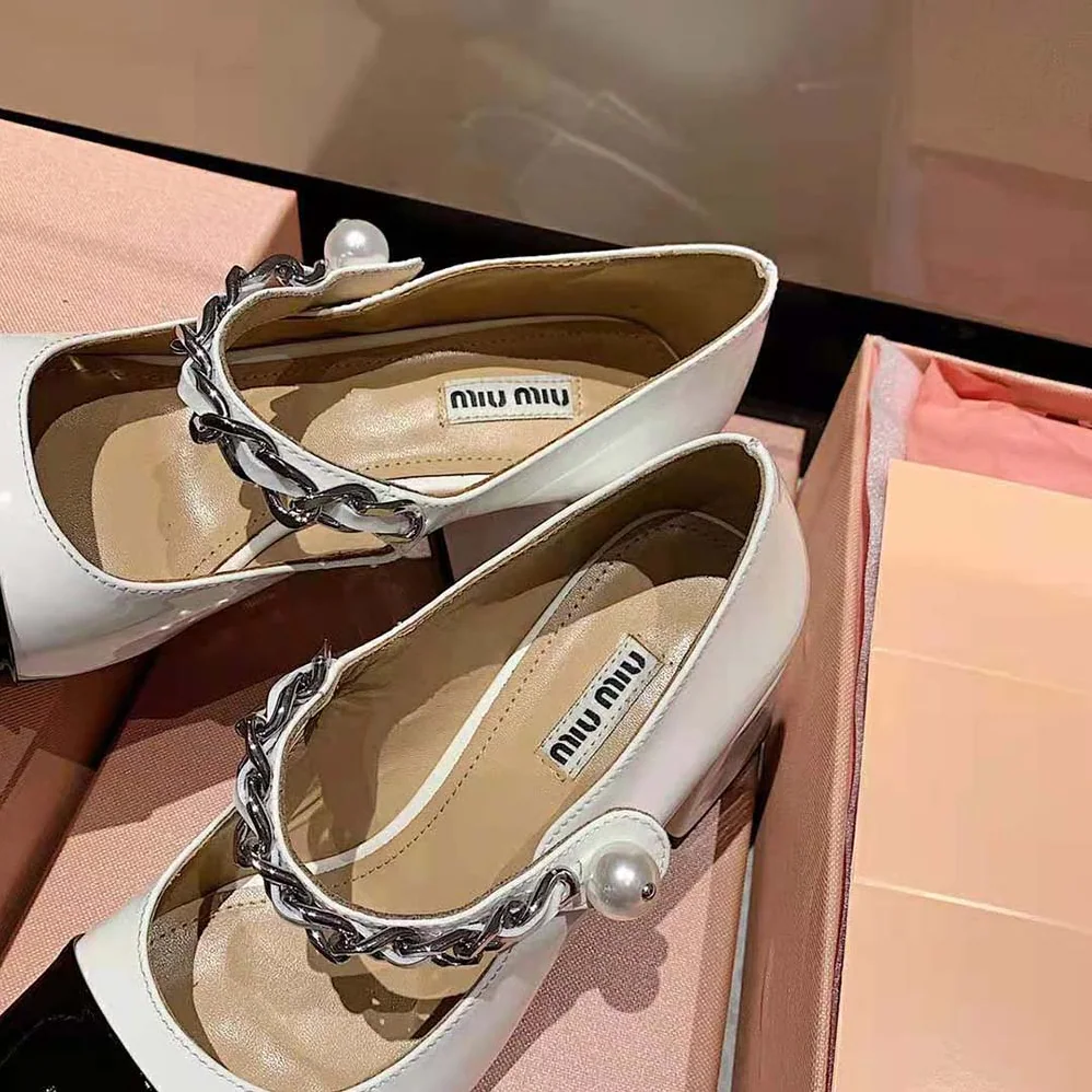 Miu Miu Patent Leather Pumps in 65 mm Heel for Women in White Miu Miu Patent Leather Pumps in 65 mm Heel for Women in White