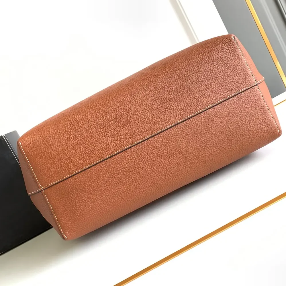 Celine Medium Cabas Anaïs Cuir Triomphe in Grained Calfskin for Women in Tan Celine Medium Cabas Anaïs Cuir Triomphe in Grained Calfskin for Women in Tan