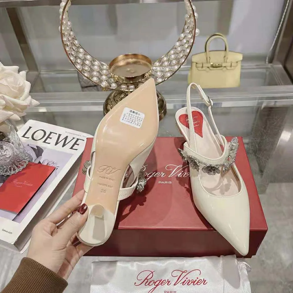 Roger Vivier Virgule Flower Slingback Pumps in Patent Leather for Women in White Roger Vivier Virgule Flower Slingback Pumps in Patent Leather for Women in White