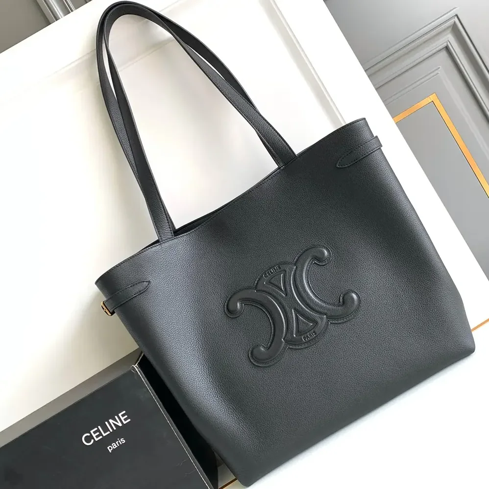 Celine Medium Cabas Anaïs Cuir Triomphe in Grained Calfskin for Women in Black Celine Medium Cabas Anaïs Cuir Triomphe in Grained Calfskin for Women in Black