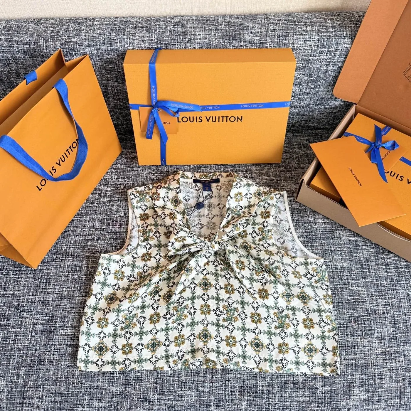 Louis Vuitton Cropped Nouveau Lavalliere Blouse Green in Beige