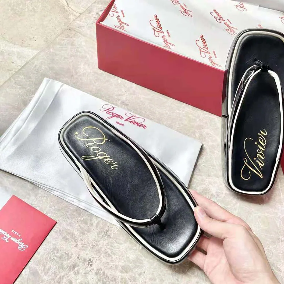 Roger Vivier Slide Thong Mules in Patent Leather for Women in Black