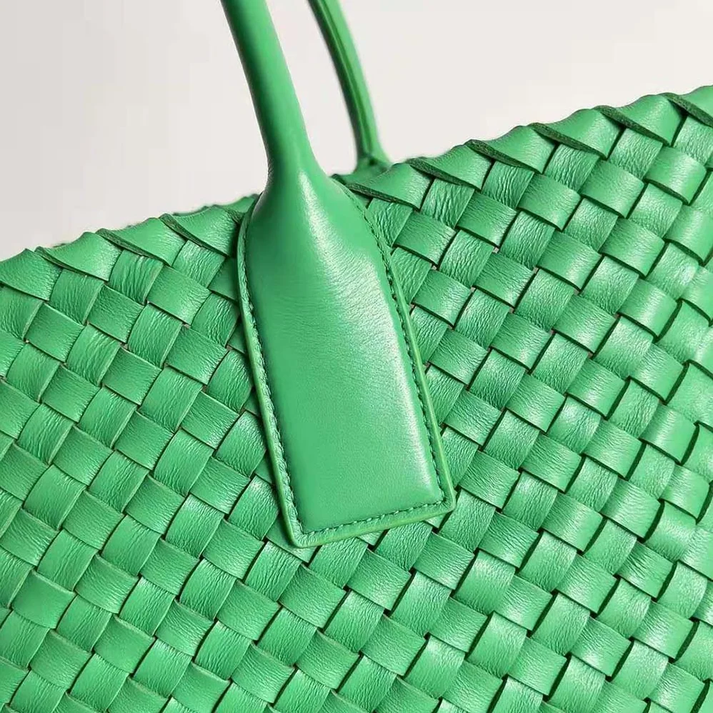 Bottega Veneta Medium Cabat Leather Tote Bag with Detachable Strap for Women in Green Bottega Veneta Medium Cabat Leather Tote Bag with Detachable Strap for Women in Green