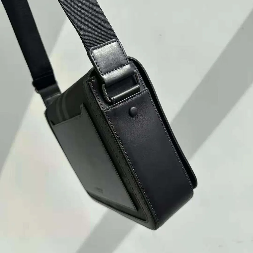Burberry Small Alfred Messenger Bag for Men in Black Burberry Small Alfred Messenger Bag for Men in Black