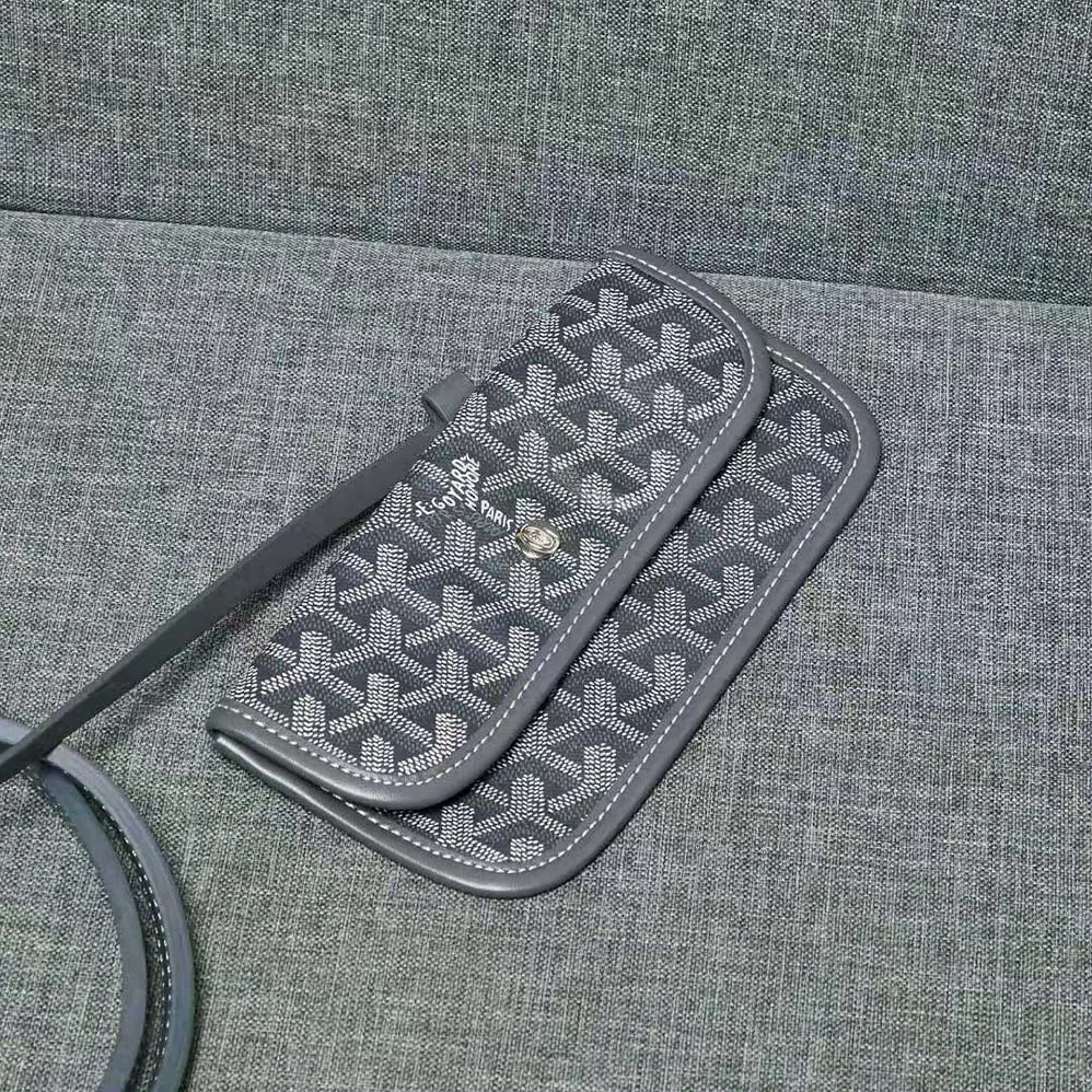Goyard Sac Artois MM in Goyardine Canvas & Chevroches Calfskin for Women in Gray Goyard Sac Artois MM in Goyardine Canvas & Chevroches Calfskin for Women in Gray