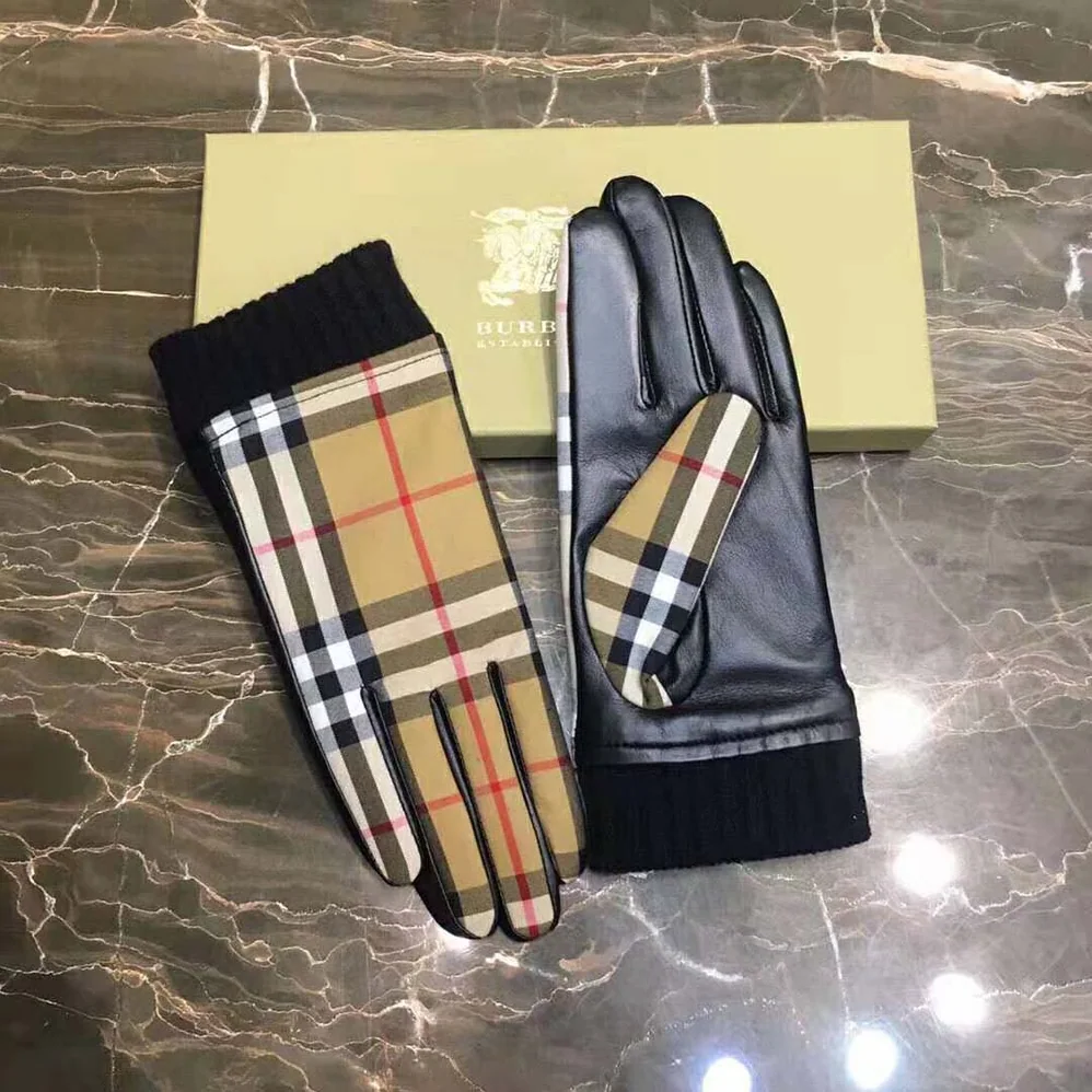 Burberry Vintage Check Bouclé and Leather Gloves for Women in Beige Burberry Vintage Check Bouclé and Leather Gloves for Women in Beige
