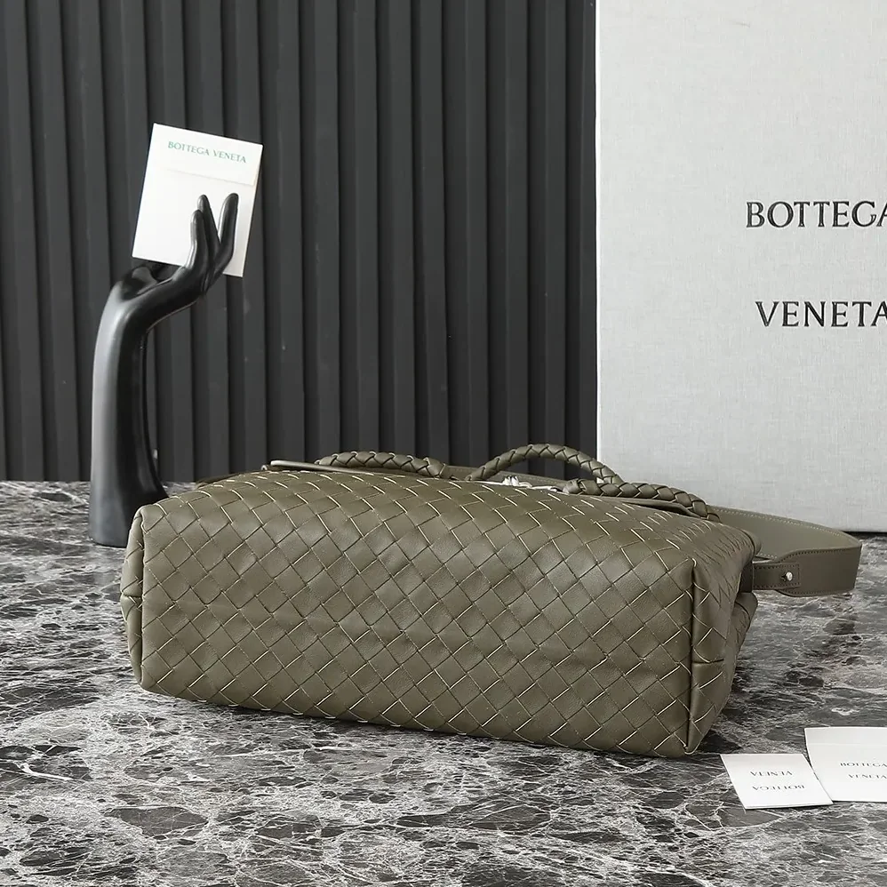 Bottega Veneta Medium Andiamo Messenger for Unisex in Dark Green