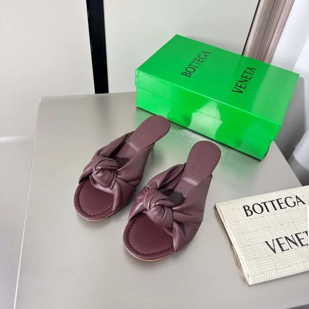 Bottega Veneta Cherry Mule in Supple Nappa Leather for Women in Deep Mahogany
