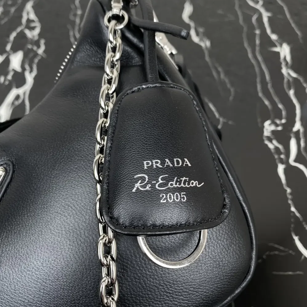 Prada Padded Nappa-leather Prada Re-Edition 2005 Shoulder Bag for Women in Black Prada Padded Nappa-leather Prada Re-Edition 2005 Shoulder Bag for Women in Black