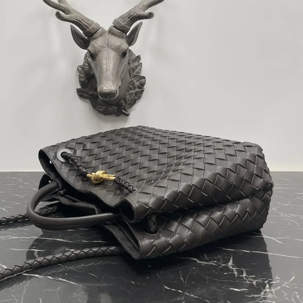 Bottega Veneta Medium Andiamo in Lambskin Leather for Women in Chocolate Brown Bottega Veneta Medium Andiamo in Lambskin Leather for Women in Chocolate Brown