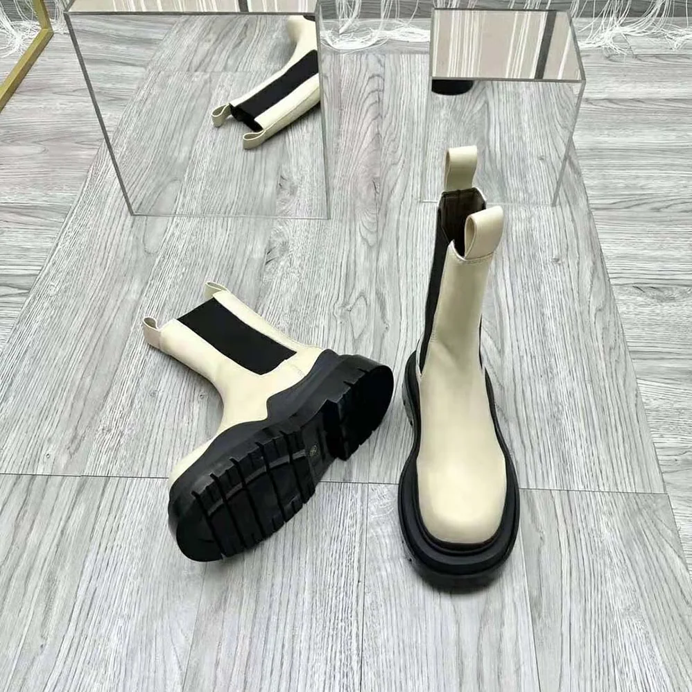 Bottega Veneta Tire Chelsea Boot in Vegetally-Tanned Leather for Unisex in White