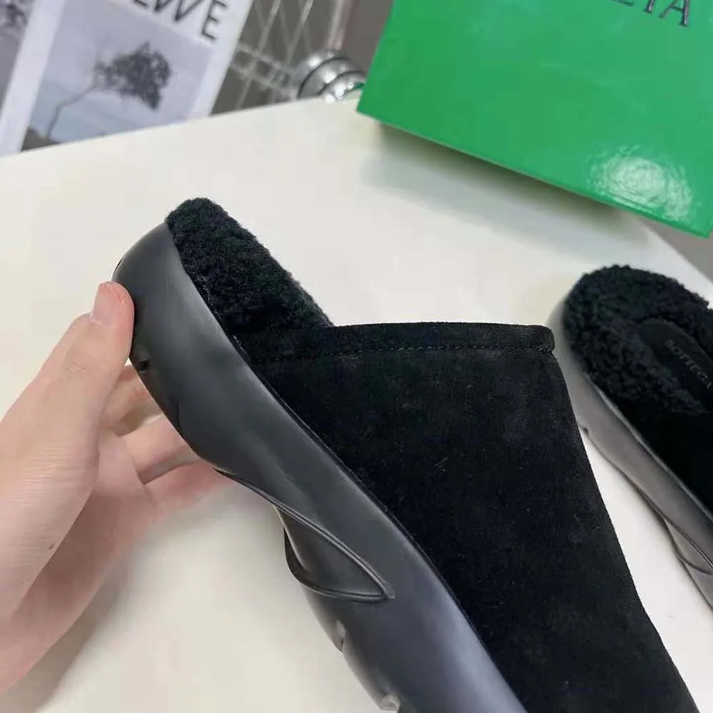 Bottega Veneta Snap Slipper in Shearling Calfskin for Unisex in Black
