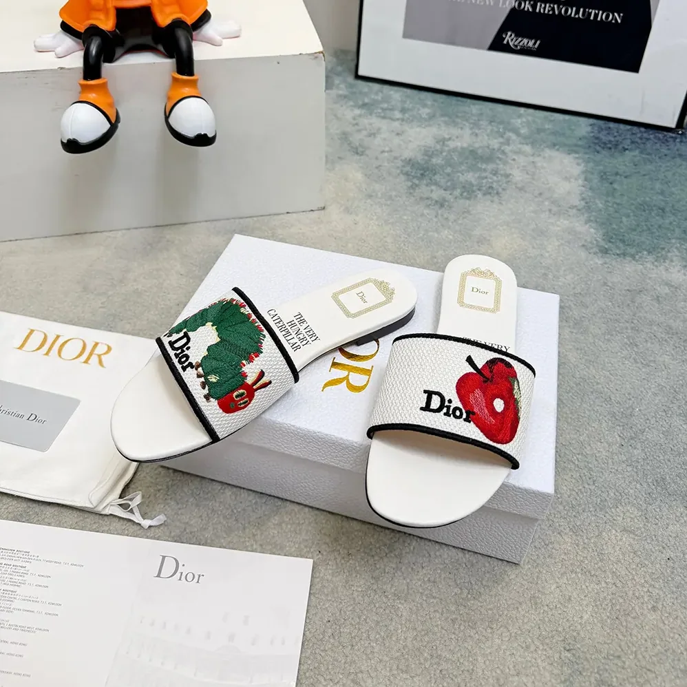 Dior Dway Slide White Embroidered Cotton and Multicolor Book Cover Motif for Women Dior Dway Slide White Embroidered Cotton and Multicolor Book Cover Motif for Women
