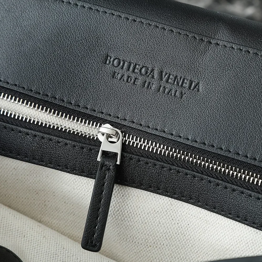 Bottega Veneta Medium Andiamo Messenger for Unisex in Black