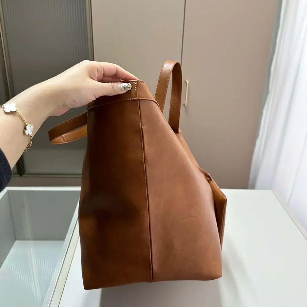 Saint Laurent YSL Y Tote in Leather for Women in Brown