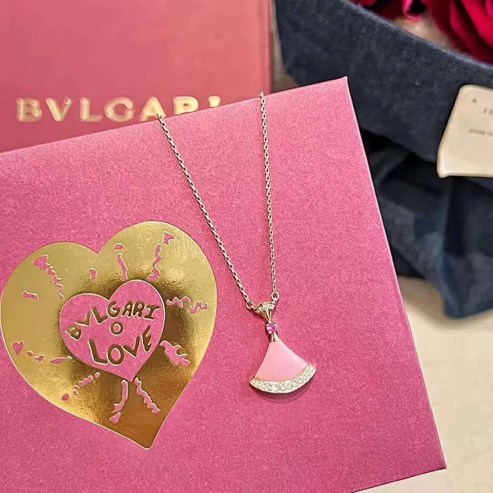 Bvlgari DIVAS' DREAM Necklace in 18 KT Rose Gold with Pendant Set for Women in Pink Bvlgari DIVAS' DREAM Necklace in 18 KT Rose Gold with Pendant Set for Women in Pink