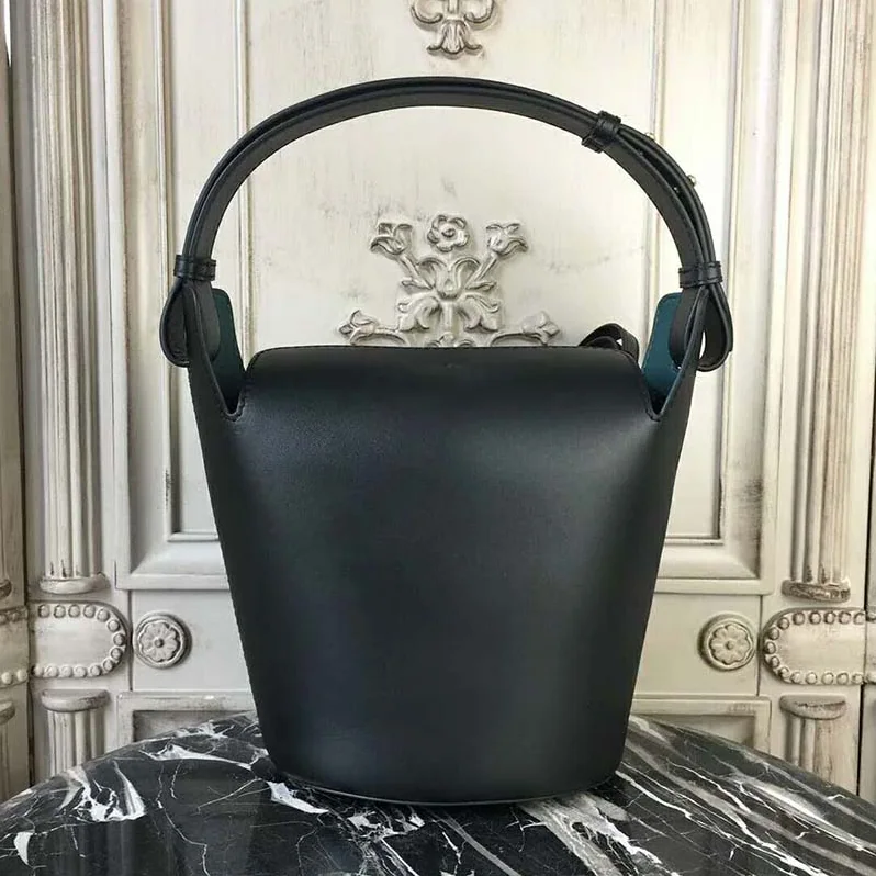 Burberry The Medium Leather Bucket Bag for Women in Black Burberry The Medium Leather Bucket Bag for Women in Black