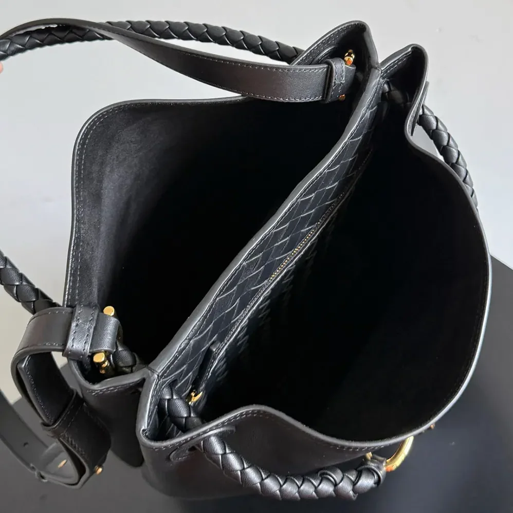 Bottega Veneta Andiamo Bucket in Silky Calf Leather for Women in Black