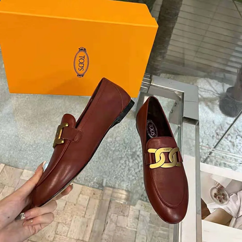 TODS Kate Loafers in Leather with A Metal Branded for Women in Maroon TODS Kate Loafers in Leather with A Metal Branded for Women in Maroon