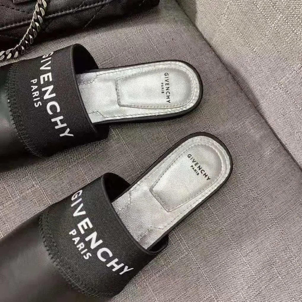 Givenchy Givenchy Paris Flat Mules in Leather for Women in Black Givenchy Givenchy Paris Flat Mules in Leather for Women in Black