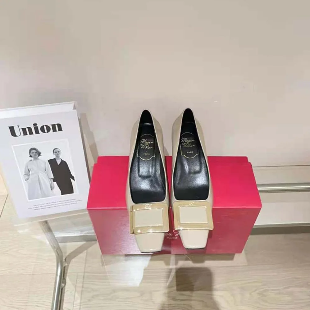 Roger Vivier Belle Vivier Metal Buckle Pumps in Patent Leather for Women in Brown